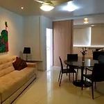 Flat de luxo com piscinas e jacuzzi no Leblon